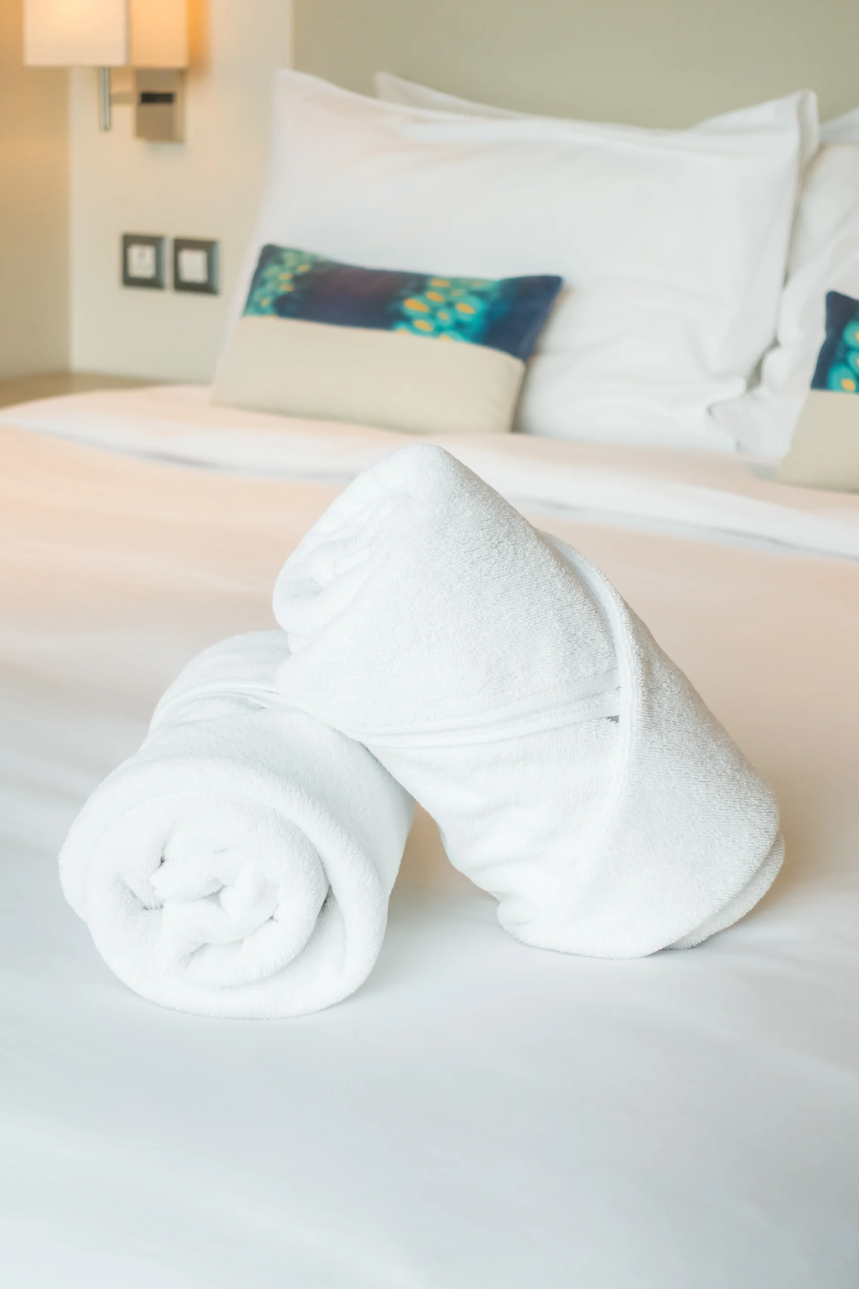 white-towel-bed